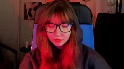 Mia online show from October 15, 2025, 3:12 pm