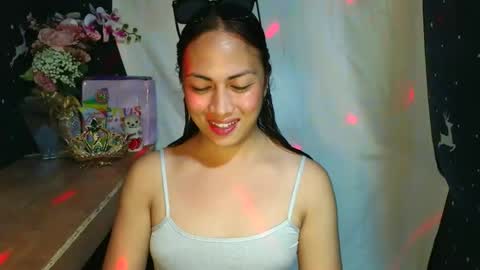 Mia online show from December 18, 2025, 3:40 pm