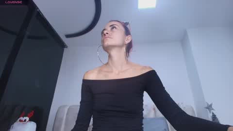 Emi online show from December 21, 2025, 7:10 pm