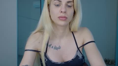 mia_angel online show from May 25, 2026, 4:46 pm