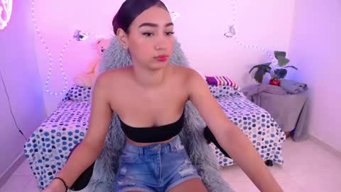 mia_cute_girl online show from June 5, 2026, 12:11 pm