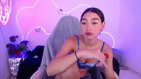 mia_cute_girl online show from July 28, 2026, 12:12 pm