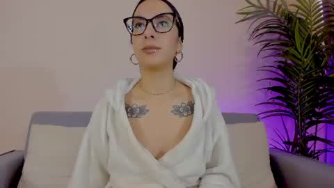 Sarah Luna online show from June 16, 2026, 1:14 pm