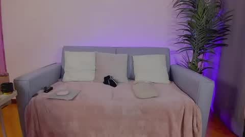 Sarah Luna online show from June 25, 2026, 3:27 pm