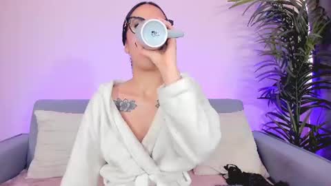 Sarah Luna online show from July 17, 2026, 1:40 pm
