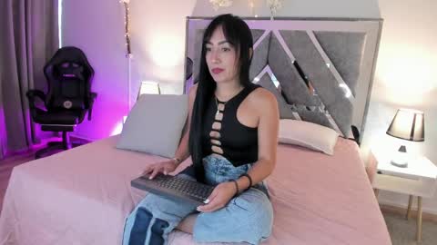 Snapshot of mia_davis__ chatting on May 27, 2026, 12:02 pm mia_davis__ online show from May 27, 2026, 12:02 pm
