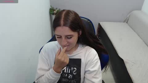 Mia online show from November 10, 2025, 1:43 pm