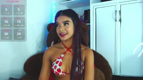 mia_fernand online show from November 29, 2025, 8:23 pm