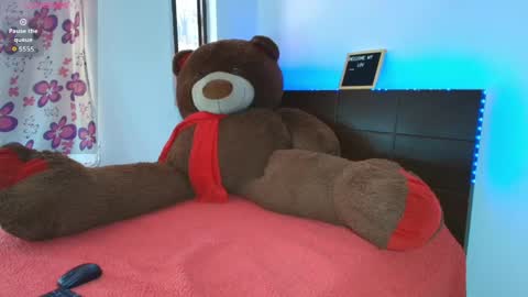 mia_fernand online show from April 1, 2026, 3:09 pm