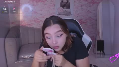 Mia online show from March 2, 2026, 1:18 pm