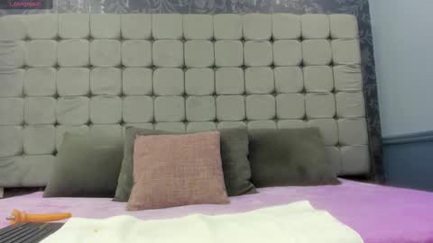 Mia online show from November 10, 2025, 1:10 pm