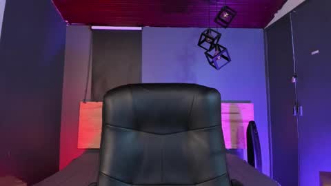 Val  online show from February 10, 2025, 8:31 pm