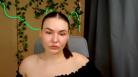 mia_lemm online show from May 14, 2026, 7:26 am