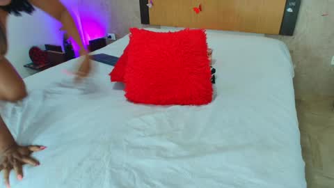 MIALOPEZ      .     Y      .      online show from April 6, 2026, 6:20 pm