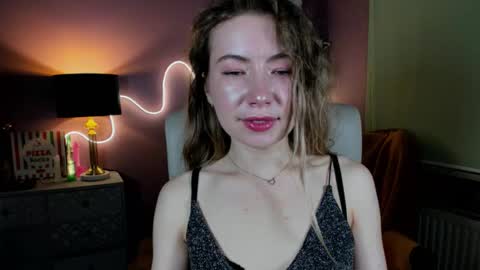 Mia online show from November 2, 2025, 3:03 pm