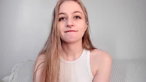 Snapshot of mia_meows chatting on April 26, 2026, 7:17 am Mia here Appreciate your support online show from April 26, 2026, 7:17 am