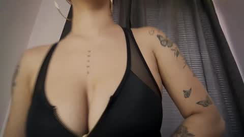 mia independent model online show from October 3, 2025, 2:14 pm