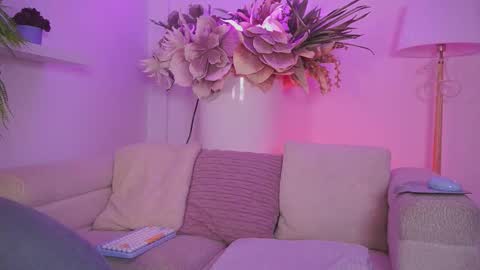 Mia online show from March 29, 2026, 11:21 am