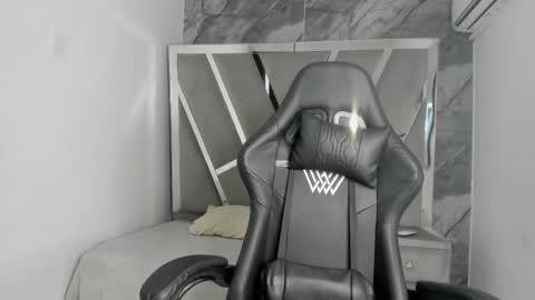 mia_petiteht online show from March 5, 2026, 8:38 pm