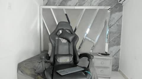 mia_petiteht online show from April 6, 2026, 10:11 pm