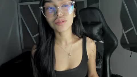 mia_petiteht online show from July 23, 2026, 9:02 pm