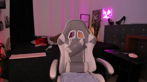 Mia online show from April 14, 2026, 2:28 am