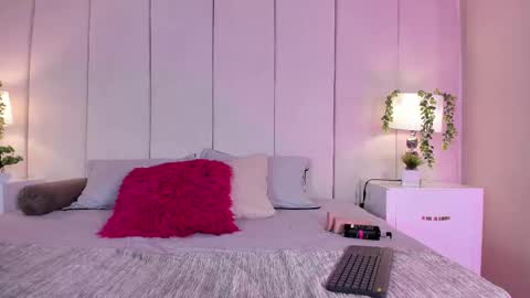 mia rousse25 online show from September 9, 2025, 1:54 pm