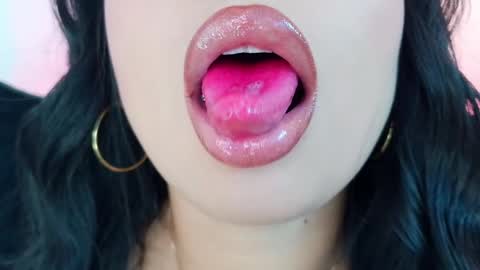 Mia online show from April 2, 2026, 7:44 pm