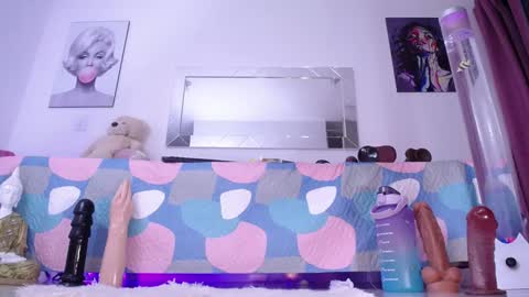 Mia  online show from January 8, 2025, 4:12 am