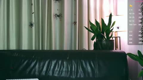 Mia online show from October 24, 2025, 1:40 pm