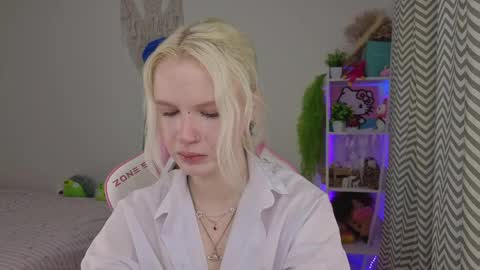 Mia online show from April 28, 2026, 3:22 am