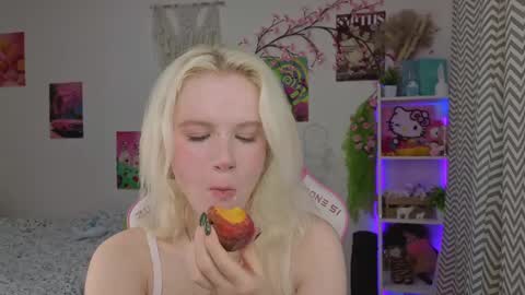 Mia online show from May 4, 2026, 3:24 am