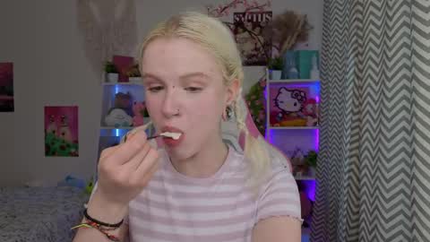 Mia online show from May 6, 2026, 3:24 am