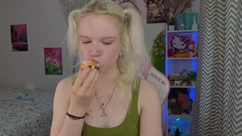 Mia online show from May 9, 2026, 3:34 am