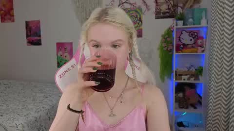 Mia online show from May 13, 2026, 3:26 am