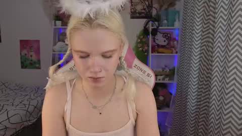 Mia online show from June 5, 2026, 3:35 am