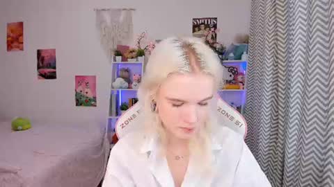 Mia online show from July 14, 2026, 3:11 am