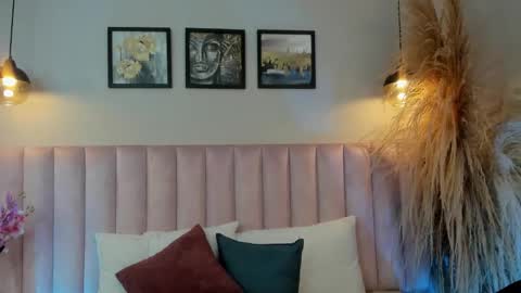 Mia online show from December 16, 2025, 3:22 am