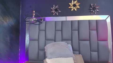 Mia online show from November 7, 2025, 12:05 pm