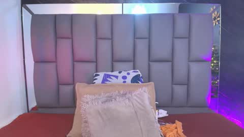 Mia online show from November 27, 2025, 12:07 pm