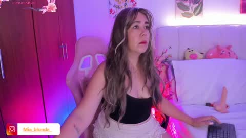 Snapshot of miablonde_ chatting on May 26, 2026, 7:10 pm MIA online show from May 26, 2026, 7:10 pm