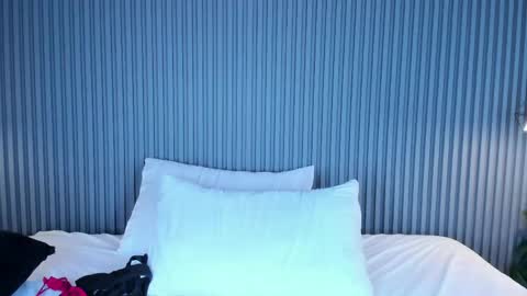 mia online show from April 21, 2026, 2:15 am