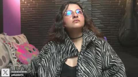 Snapshot of miadimota chatting on November 1, 2025, 7:21 am Mia online show from November 1, 2025, 7:21 am