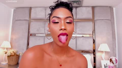 Snapshot of miaebony_ chatting on December 11, 2024, 10:27 pm Call me Mia online show from December 11, 2024, 10:27 pm