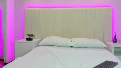 Mia online show from October 10, 2025, 4:00 am