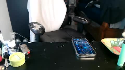 Snapshot of miaking chatting on November 6, 2025, 7:04 pm Mark online show from November 6, 2025, 7:04 pm