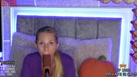 Snapshot of miamilfs chatting on November 14, 2025, 3:44 pm Mia online show from November 14, 2025, 3:44 pm