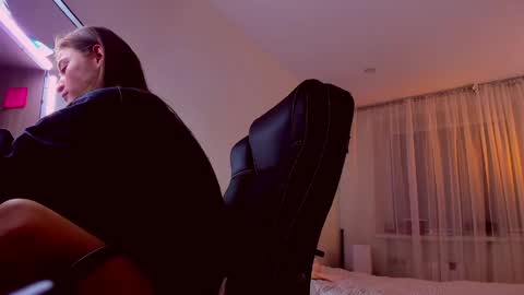 Mia online show from April 16, 2026, 9:39 pm