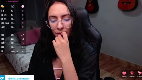 Snapshot of miaportman chatting on December 1, 2024, 9:37 pm MIAPORTMANN online show from December 1, 2024, 9:37 pm