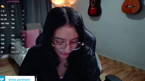 Snapshot of miaportman chatting on December 17, 2024, 8:32 pm MIAPORTMANN online show from December 17, 2024, 8:32 pm